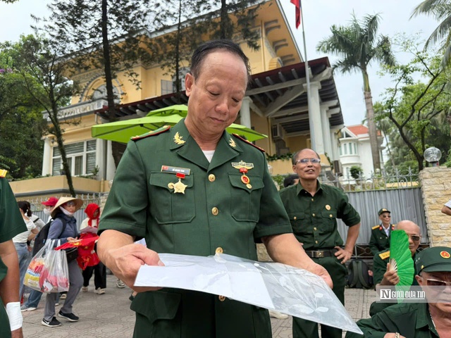Cựu chiến binh mang theo di ảnh cha bồi hồi chờ xem diễu binh A80- Ảnh 1. Cựu chiến binh mang theo di ảnh cha bồi hồi chờ xem diễu binh A80- Ảnh 1.