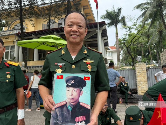 Cựu chiến binh mang theo di ảnh cha bồi hồi chờ xem diễu binh A80- Ảnh 2. Cựu chiến binh mang theo di ảnh cha bồi hồi chờ xem diễu binh A80- Ảnh 2.