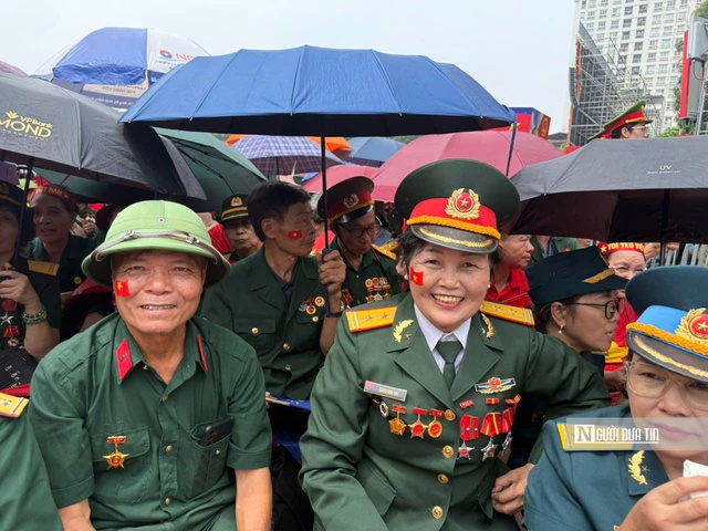 Cựu chiến binh mang theo di ảnh cha bồi hồi chờ xem diễu binh A80- Ảnh 6. Cựu chiến binh mang theo di ảnh cha bồi hồi chờ xem diễu binh A80- Ảnh 6.