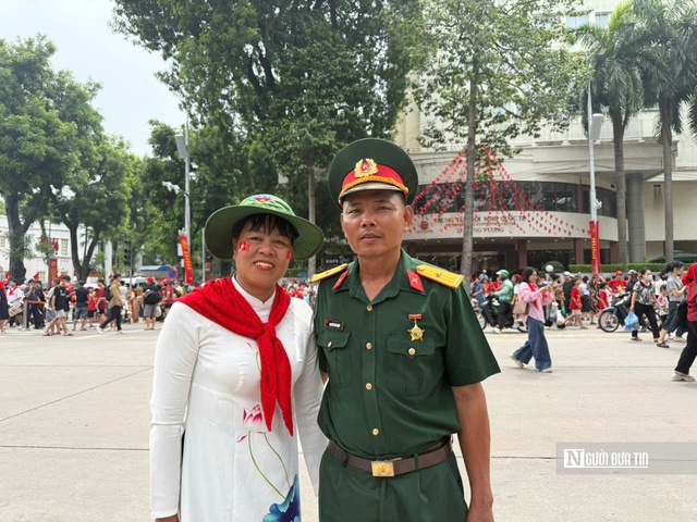 Cựu chiến binh mang theo di ảnh cha bồi hồi chờ xem diễu binh A80- Ảnh 3. Cựu chiến binh mang theo di ảnh cha bồi hồi chờ xem diễu binh A80- Ảnh 3.