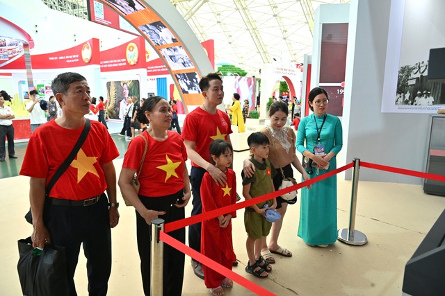 Triển lãm "Lịch sử và Sứ mệnh Quốc hội Việt Nam" thu hút đông đảo tầng lớp nhân dân- Ảnh 4. Triển lãm "Lịch sử và Sứ mệnh Quốc hội Việt Nam" thu hút đông đảo tầng lớp nhân dân- Ảnh 4.
