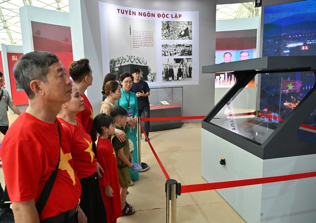 Triển lãm "Lịch sử và Sứ mệnh Quốc hội Việt Nam" thu hút đông đảo tầng lớp nhân dân- Ảnh 5. Triển lãm "Lịch sử và Sứ mệnh Quốc hội Việt Nam" thu hút đông đảo tầng lớp nhân dân- Ảnh 5.