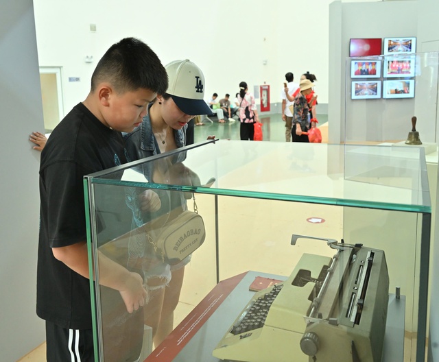 Triển lãm "Lịch sử và Sứ mệnh Quốc hội Việt Nam" thu hút đông đảo tầng lớp nhân dân- Ảnh 8. Triển lãm "Lịch sử và Sứ mệnh Quốc hội Việt Nam" thu hút đông đảo tầng lớp nhân dân- Ảnh 8.