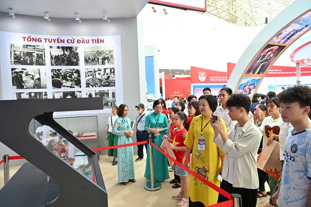 Triển lãm "Lịch sử và Sứ mệnh Quốc hội Việt Nam" thu hút đông đảo tầng lớp nhân dân- Ảnh 2. Triển lãm "Lịch sử và Sứ mệnh Quốc hội Việt Nam" thu hút đông đảo tầng lớp nhân dân- Ảnh 2.