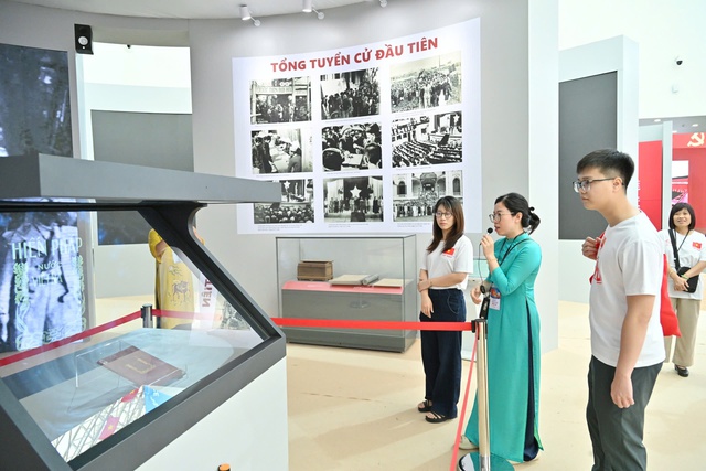 Triển lãm "Lịch sử và Sứ mệnh Quốc hội Việt Nam" thu hút đông đảo tầng lớp nhân dân- Ảnh 1. Triển lãm "Lịch sử và Sứ mệnh Quốc hội Việt Nam" thu hút đông đảo tầng lớp nhân dân- Ảnh 1.
