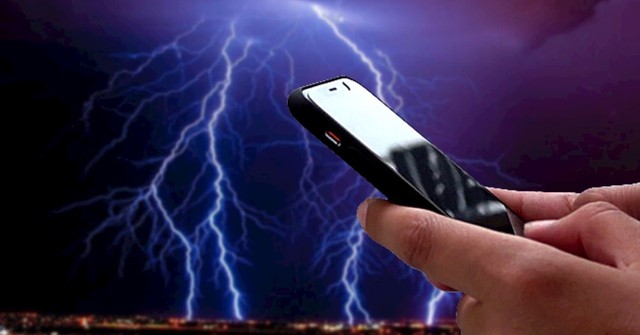 Vừa sạc vừa dùng điện thoại khi trời sấm sét, thanh niên 16 tuổi tử vong - Ảnh 1.