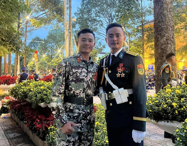 Niềm tự hào của 2 anh em ruột ở Nghệ An tham gia trong đội hình diễu binh A80- Ảnh 1. Niềm tự hào của 2 anh em ruột ở Nghệ An tham gia trong đội hình diễu binh A80- Ảnh 1.