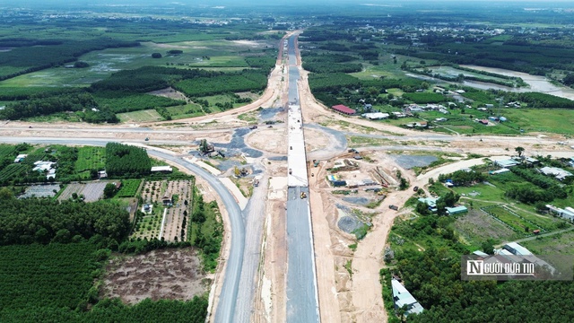 Chủ tịch tỉnh Đồng Nai phê bình chậm tiến độ 2 dự án giao thông trọng điểm - Ảnh 1.