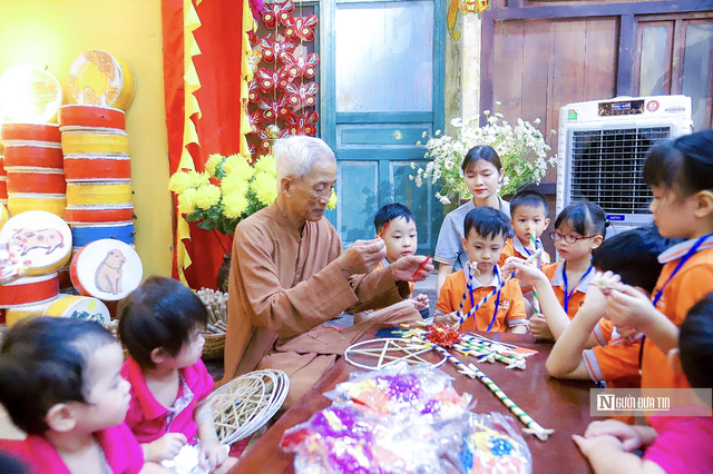 Không chỉ ngắm nhìn, trẻ em được chính tay tạo nên món đồ chơi Trung thu xưa - Ảnh 1.