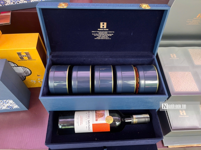 Bánh Trung thu xa xỉ tiền triệu "đổ bộ" thị trường - Ảnh 11. Bánh Trung thu xa xỉ tiền triệu "đổ bộ" thị trường - Ảnh 11.