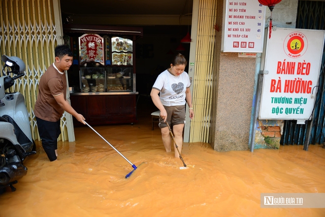 Đường phố Đà Lạt ngập sâu sau cơn mưa kéo dài - Ảnh 3.