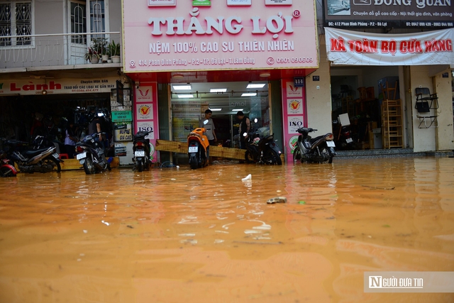 Đường phố Đà Lạt ngập sâu sau cơn mưa kéo dài - Ảnh 5.