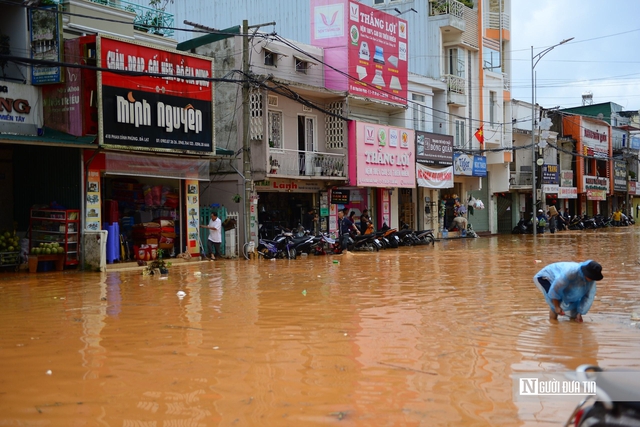 Đường phố Đà Lạt ngập sâu sau cơn mưa kéo dài - Ảnh 7.