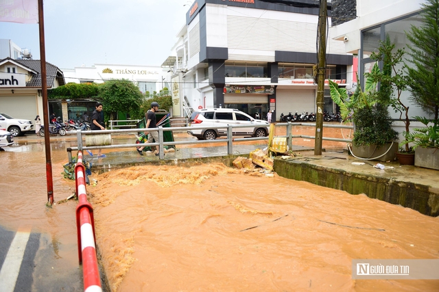 Đường phố Đà Lạt ngập sâu sau cơn mưa kéo dài - Ảnh 9.