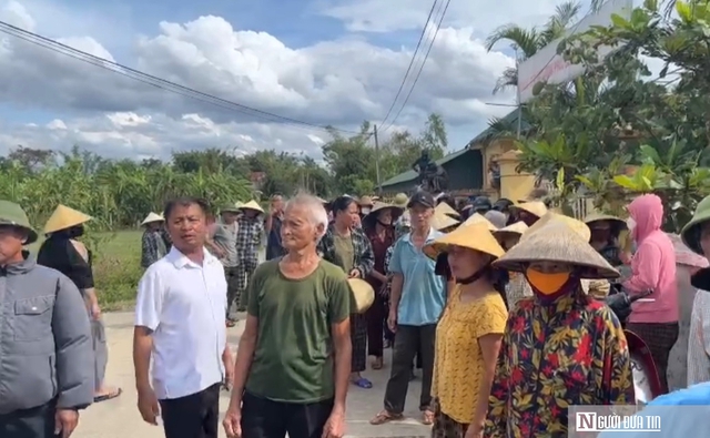 Hàng trăm phụ huynh cho con nghỉ học để phản đối sáp nhập trường- Ảnh 2. Hàng trăm phụ huynh cho con nghỉ học để phản đối sáp nhập trường- Ảnh 2.