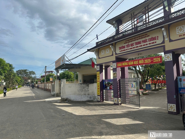 Hàng trăm phụ huynh cho con nghỉ học để phản đối sáp nhập trường- Ảnh 3. Hàng trăm phụ huynh cho con nghỉ học để phản đối sáp nhập trường- Ảnh 3.