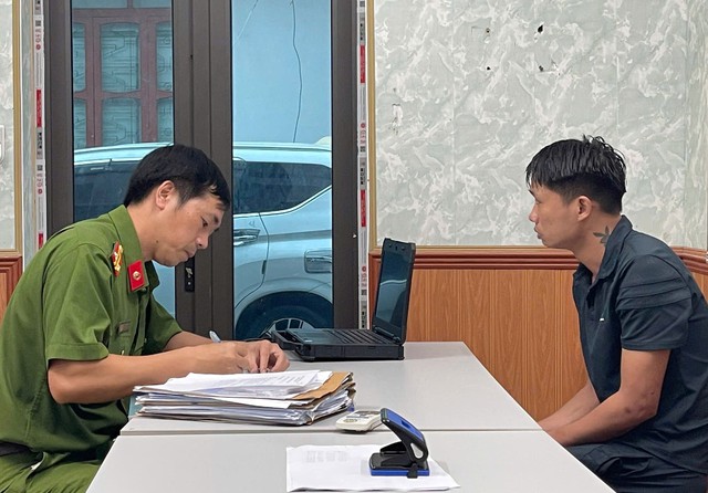 Sang bàn bên cạnh mời bia, người đàn ông bị đánh trọng thương - Ảnh 1.