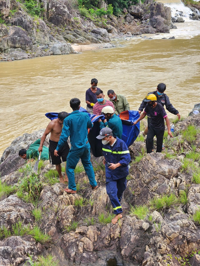 Nhóm thanh niên đi câu cá giữa sông Sê San, một người bị nước cuốn trôi- Ảnh 1. Nhóm thanh niên đi câu cá giữa sông Sê San, một người bị nước cuốn trôi- Ảnh 1.