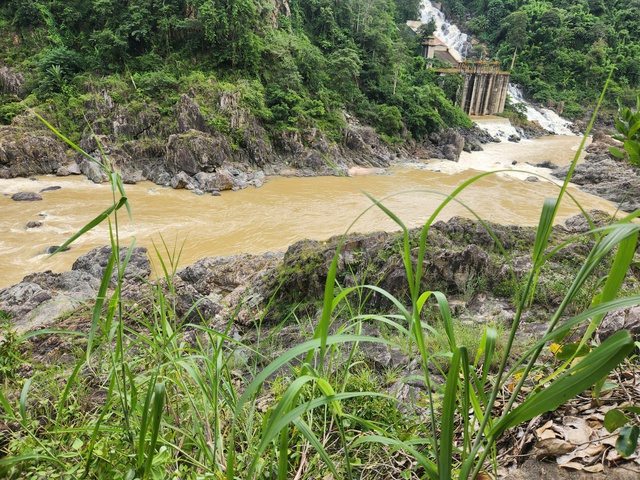 Nhóm thanh niên đi câu cá giữa sông Sê San, một người bị nước cuốn trôi- Ảnh 2. Nhóm thanh niên đi câu cá giữa sông Sê San, một người bị nước cuốn trôi- Ảnh 2.