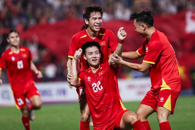 Hotboy làng bóng: Điển trai, là người hùng ghi bàn của U23 Việt Nam và giờ là ông bố trẻ hạnh phúc - Ảnh 1.