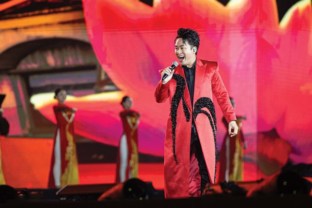 "Người đàn ông hát" đắt show nhất nhì Việt Nam, hướng tới hình ảnh lịch lãm - Ảnh 2.