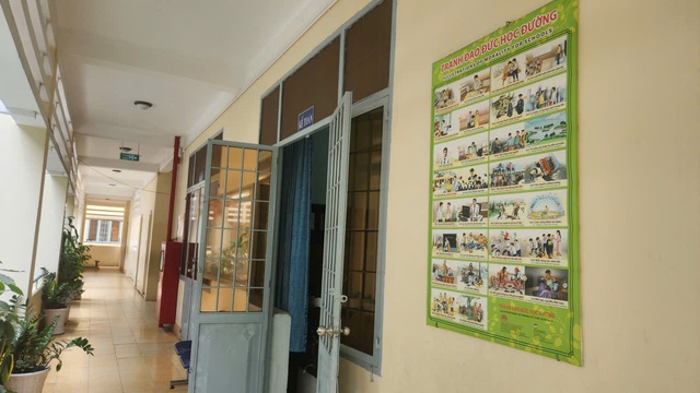 Tp.HCM: Trường học treo tranh “nhân quả”, cơ quan chức năng phản hồi - Ảnh 1.