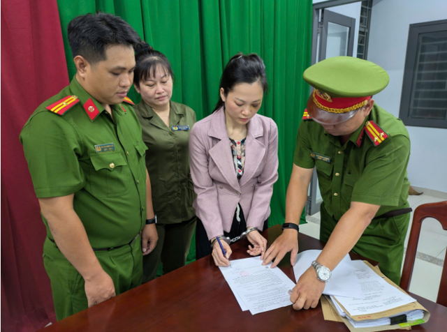 Vụ chủ nha khoa Tuyết Chinh bị bắt và khởi tố: Phát hiện nhiều sai phạm tại phòng khám  - Ảnh 1.