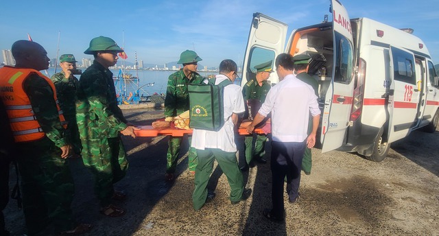 Đà Nẵng: Thuyền viên bất tỉnh giữa biển, được lực lượng Biên phòng cứu nạn- Ảnh 1. Đà Nẵng: Thuyền viên bất tỉnh giữa biển, được lực lượng Biên phòng cứu nạn- Ảnh 1.