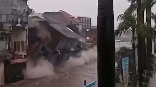 Ngôi nhà 3 tầng bất ngờ đổ sập xuống sông do mưa lớn - Ảnh 1.