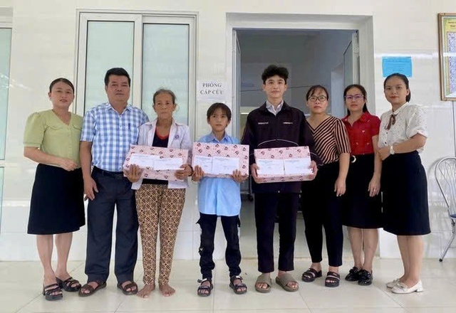 Hành động ý nghĩa của cán bộ y tế đối với bệnh nhân nghèo - Ảnh 3.