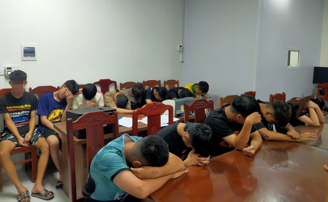 Bắt nhóm thanh thiếu niên mang dao, kiếm, chai bia đánh chém nhau và cướp tiền trên đường- Ảnh 1.