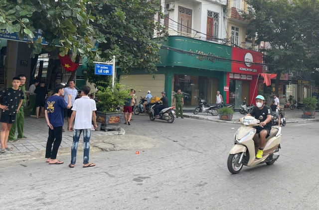 Bắt nhóm thanh thiếu niên mang dao, kiếm, chai bia đánh chém nhau và cướp tiền trên đường- Ảnh 2.
