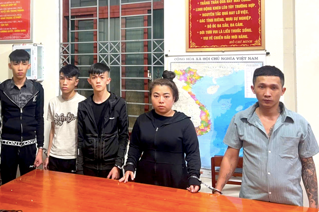 Tạm giữ "chị đại" 9X cùng đám "đàn em" hung hăng dùng mã tấu tấn công người đi đường - Ảnh 1.
