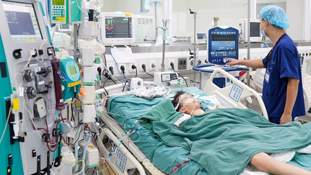 Tưởng siro ngon miệng, bé gái 10 tuổi nhặt lên uống không ngờ thuốc diệt chuột - Ảnh 1.