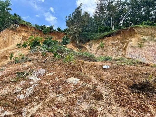 Video: Mưa lớn gây sạt lở nhà, ngập úng tại Lâm Đồng, thiệt hại hơn 2,5 tỷ đồng - Ảnh 1.