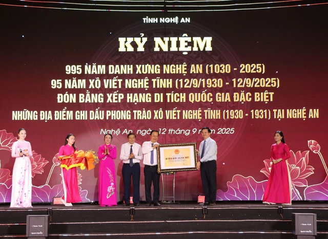 Đặc sắc lễ Kỷ niệm 995 năm danh xưng Nghệ An và 95 năm Xô viết Nghệ Tĩnh- Ảnh 3. Đặc sắc lễ Kỷ niệm 995 năm danh xưng Nghệ An và 95 năm Xô viết Nghệ Tĩnh- Ảnh 3.