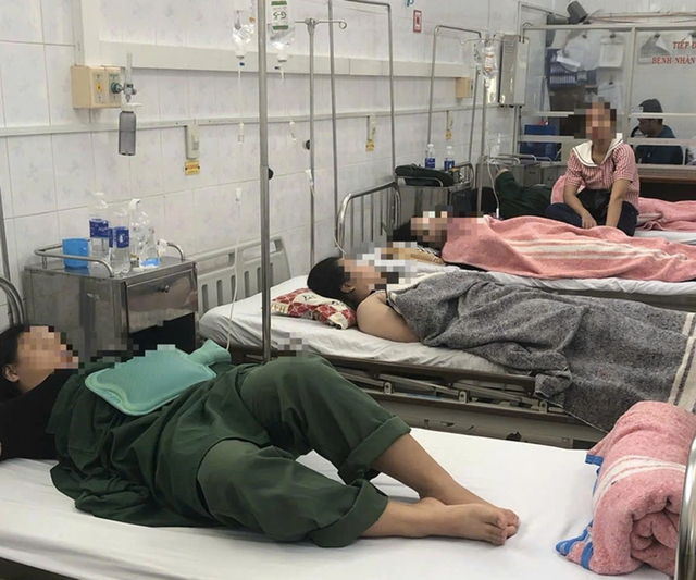 Sau ăn sáng, 5 em học sinh đau bụng dữ dội đến viện - Ảnh 1.
