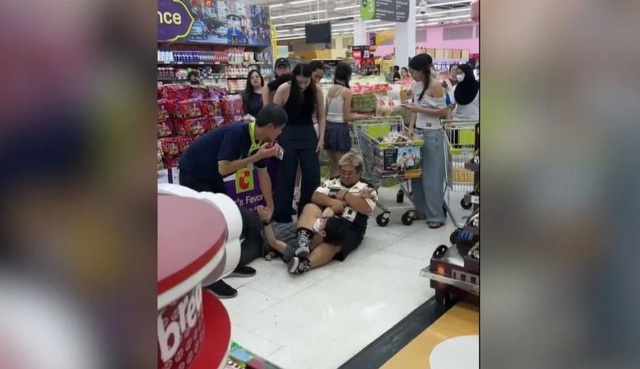 Người đàn ông tung đòn kẹp cổ, hạ gục tên trộm ở siêu thị - Ảnh 1.