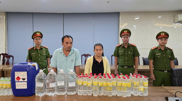 Phát hiện, bắt quả tang cơ sở dùng axit sản xuất hàng nghìn chai dấm giả - Ảnh 1.