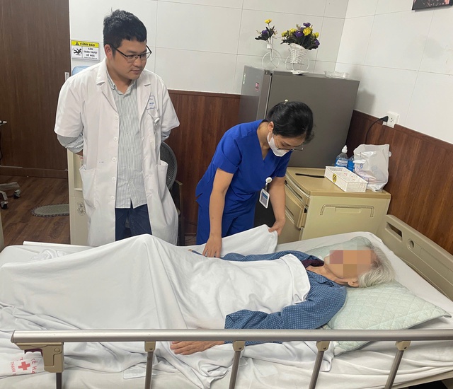 Suýt mất bàn chân vì một vết xước nhỏ- Ảnh 1.