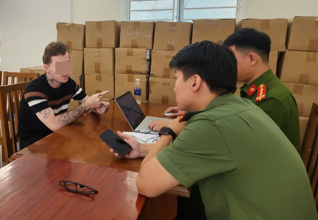 Rút súng dằn mặt "đối thủ" trong quán bar, người đàn ông ngoại quốc bị tạm giữ - Ảnh 1.