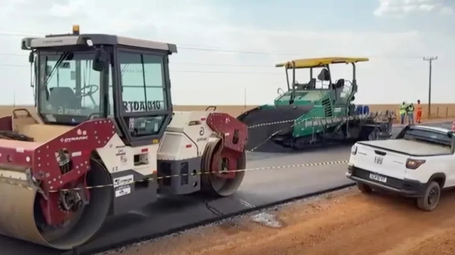 Xe lu cán tử vong 3 công nhân khi đang trải nhựa đường trên cao tốc - Ảnh 1.