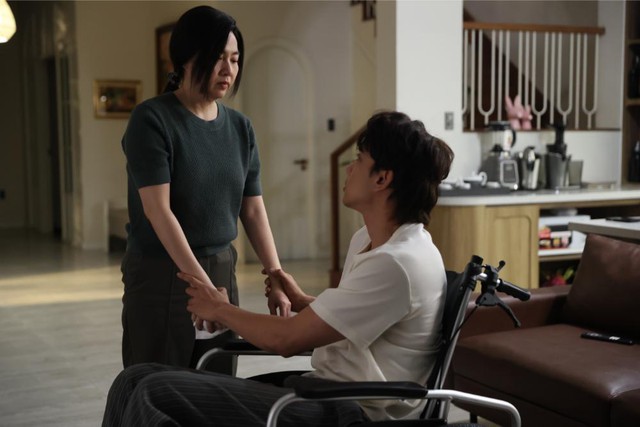 Nam diễn viên gây sốc khi quấn dây điện, ngồi xe lăn lao xuống bể bơi- Ảnh 4. Nam diễn viên gây sốc khi quấn dây điện, ngồi xe lăn lao xuống bể bơi- Ảnh 4.