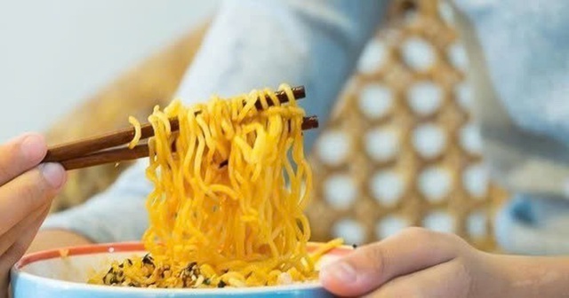 Cứ ăn mì gói theo kiểu này, người đàn ông 40 tuổi suýt mất mạng- Ảnh 1.
