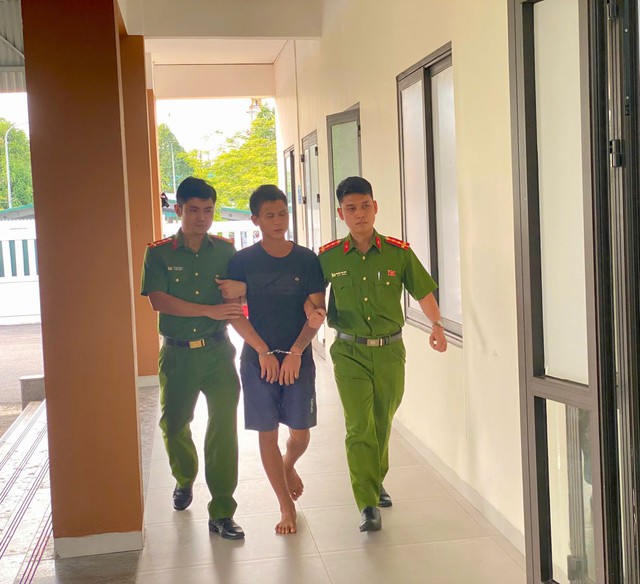 Bắt đối tượng "ngáo bia" mang dao tới trụ sở chém phó công an xã bị thương- Ảnh 1. Bắt đối tượng "ngáo bia" mang dao tới trụ sở chém phó công an xã bị thương- Ảnh 1.