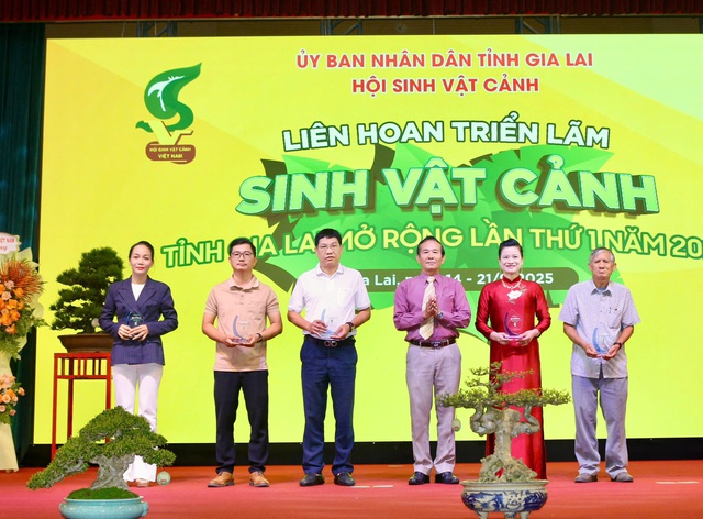 Hơn 5.000 tác phẩm trưng bày tại Liên hoan triển lãm sinh vật cảnh tỉnh Gia Lai- Ảnh 1. Hơn 5.000 tác phẩm trưng bày tại Liên hoan triển lãm sinh vật cảnh tỉnh Gia Lai- Ảnh 1.
