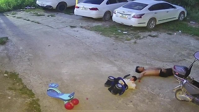 Khoảnh khắc người cha phi thân cứu con gái khỏi nguy hiểm- Ảnh 1.