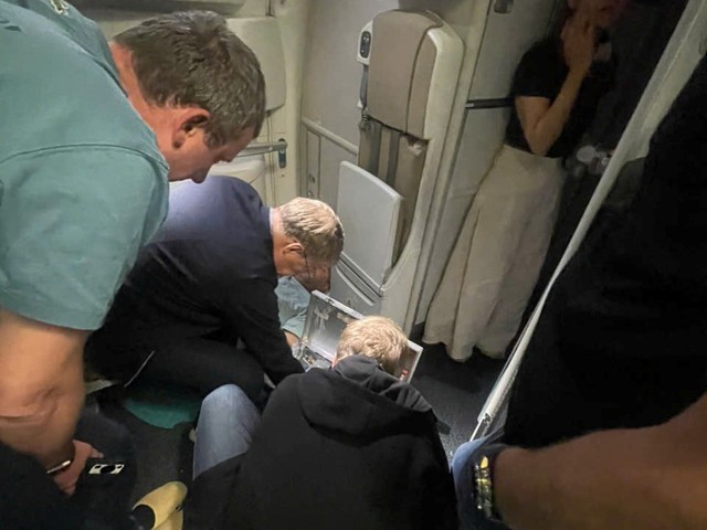 Đoàn công tác Bộ Y tế Nga hỗ trợ cấp cứu hành khách trên chuyến bay của Vietnam Airlines - Ảnh 1.