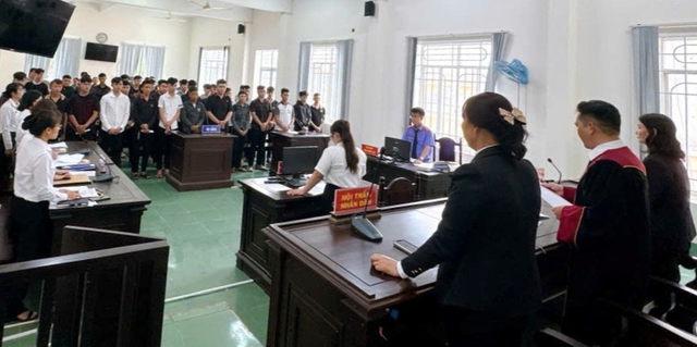 Xét xử vụ 2 nhóm dùng súng bắn nhau tại Tây Ninh: Nhiều bị cáo chỉ mới 17–18 tuổi- Ảnh 1. Xét xử vụ 2 nhóm dùng súng bắn nhau tại Tây Ninh: Nhiều bị cáo chỉ mới 17–18 tuổi- Ảnh 1.