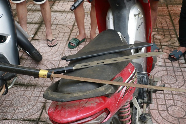 Bắt nhóm thanh niên cầm hung khí đánh nhau ở khu đô thị - Ảnh 2.